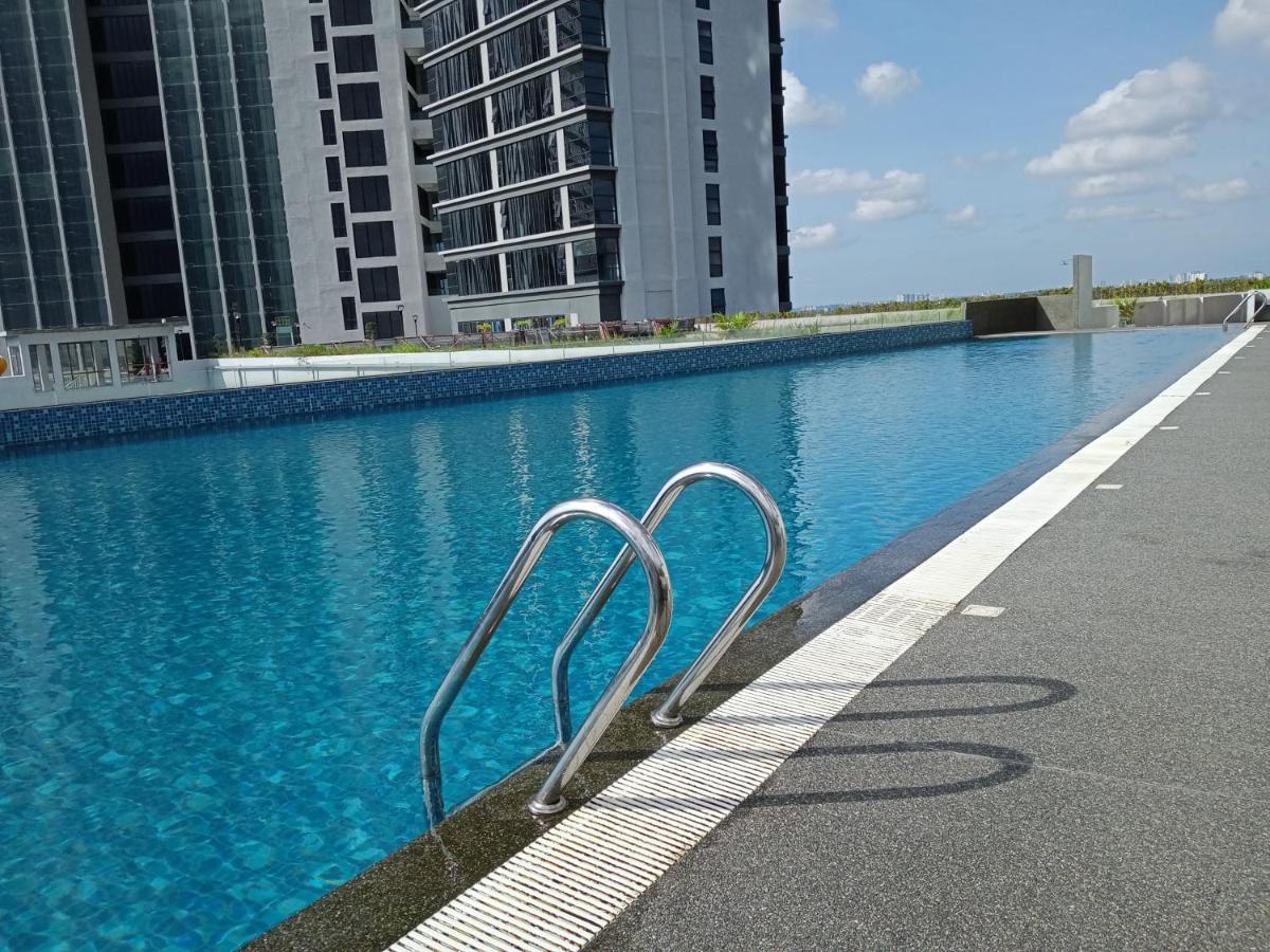 Apartment Legoland-happyrainbow At D'pristine-8pax With Lakeview *